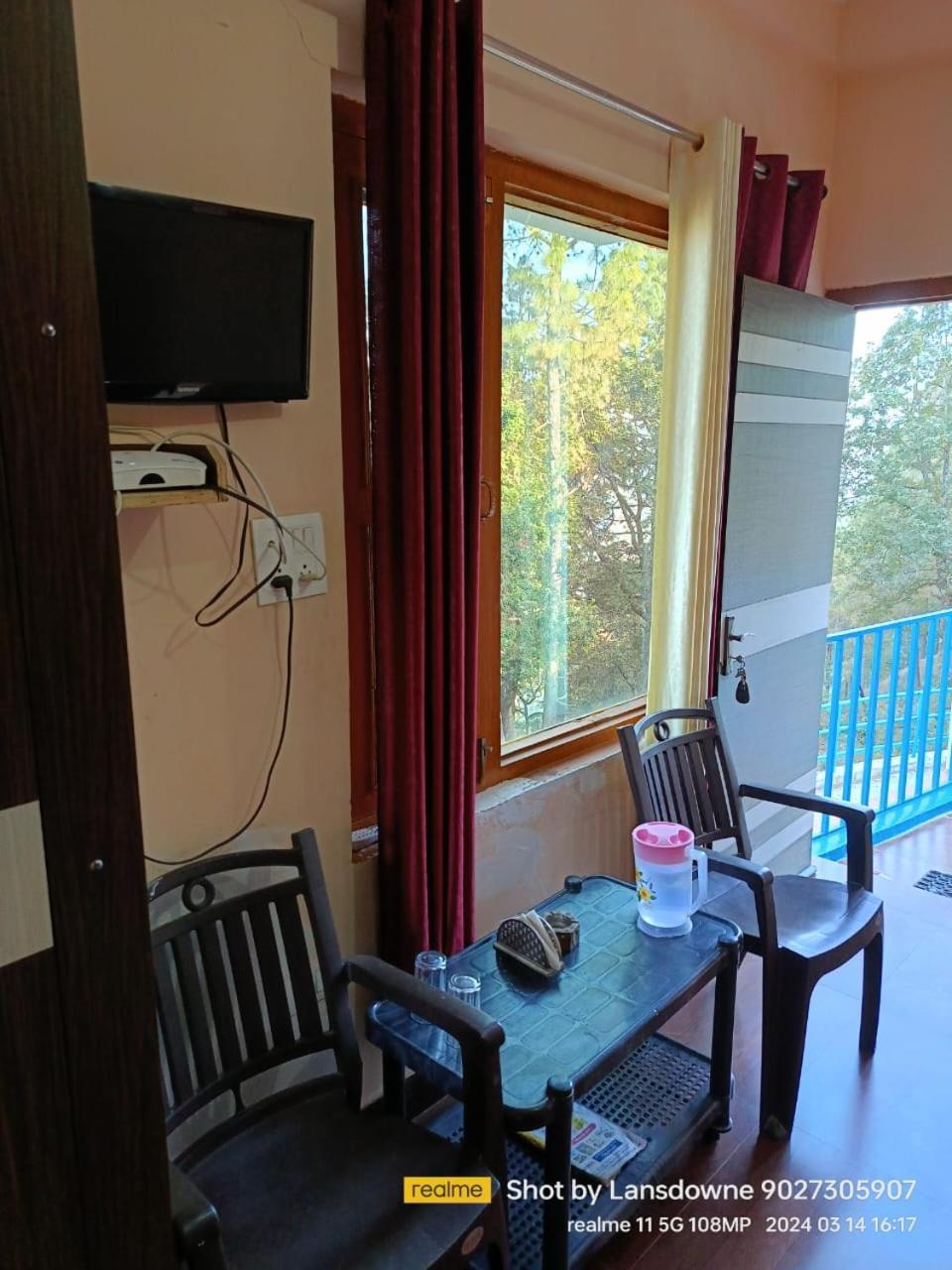לנסדאון Joshi Holiday Home Stay מראה חיצוני תמונה