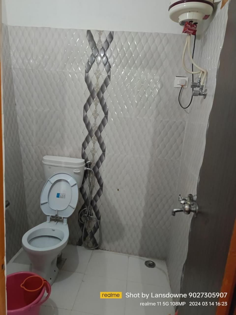 לנסדאון Joshi Holiday Home Stay מראה חיצוני תמונה