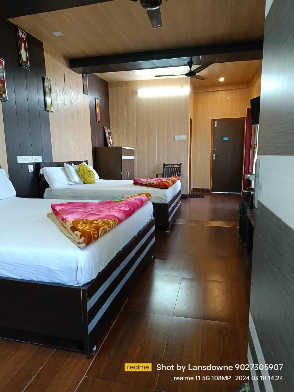 לנסדאון Joshi Holiday Home Stay מראה חיצוני תמונה