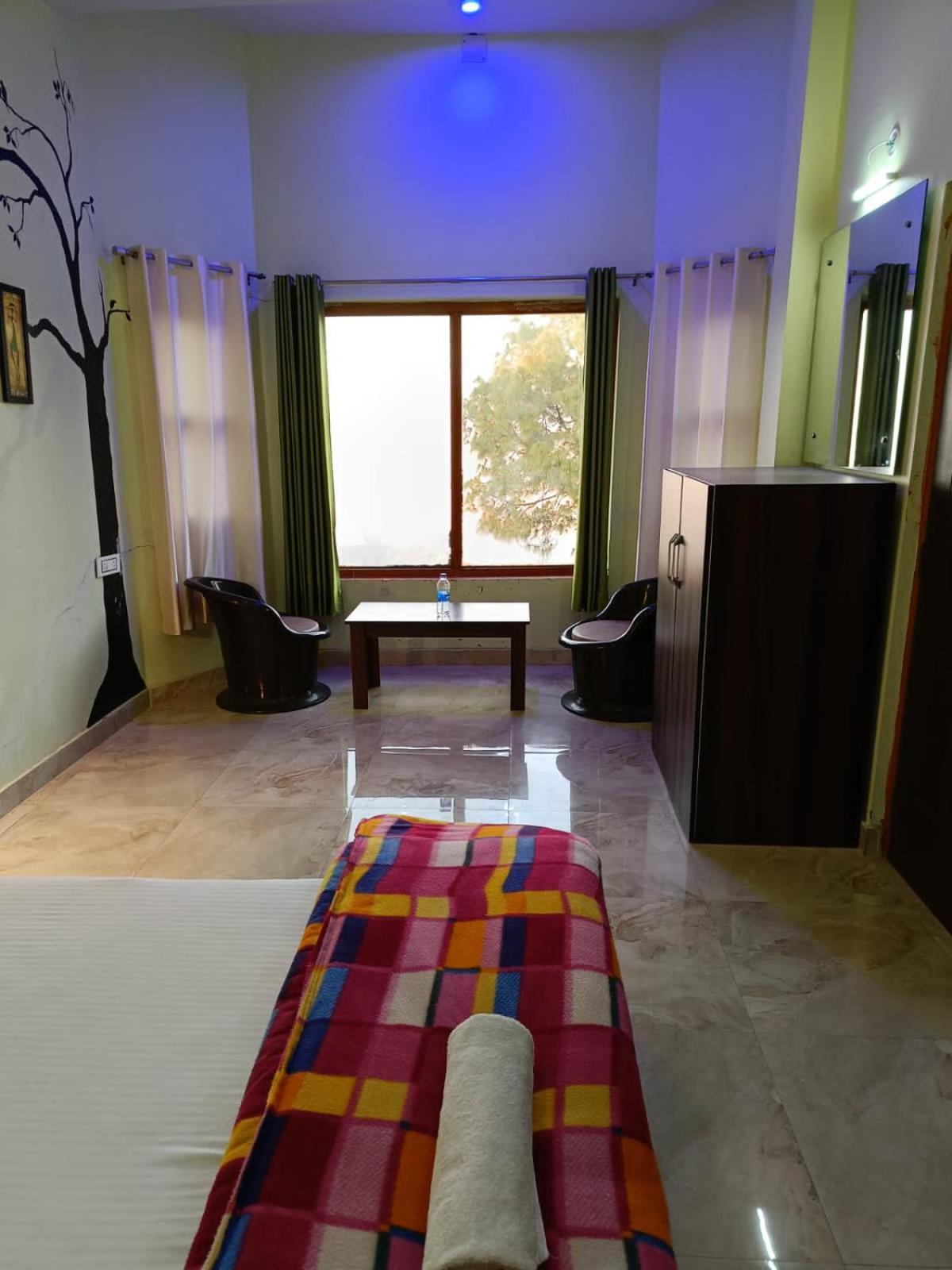 לנסדאון Joshi Holiday Home Stay מראה חיצוני תמונה